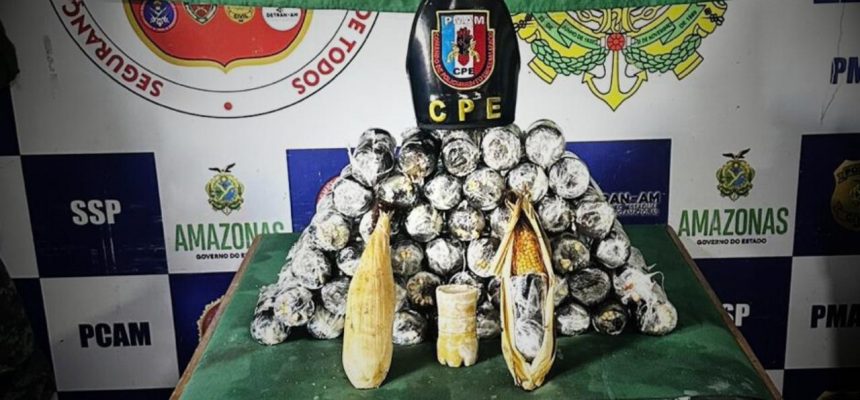 A Polícia Militar do Amazonas do Amazonas (SSP-AM) apreendeu, na manhã desta sexta-feira (24), cerca de 15 quilos de oxi moldados em formatos de espiga de milho, durante operação na Base Fluvial Arpão 1, nas proximidades de Coari (a 363 quilômetros de Manaus). A droga foi localizada com auxílio do cão policial Xerife e estava sendo transportada por uma mulher de 18 anos, que foi presa em flagrante.