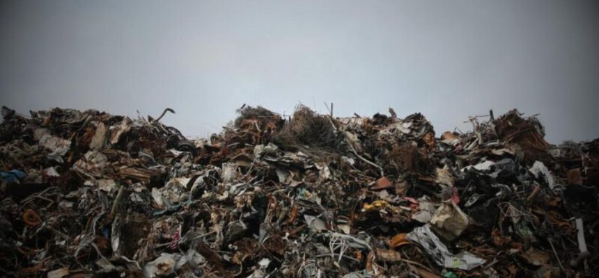 Em razão do descarte irregular de resíduos sólidos que podem acarretar danos severos à saúde e à biossegurança da população de Coari, além de causar impactos ambientais, o Ministério Público do Estado do Amazonas (MPAM), por meio da promotoria de Justiça da comarca, ajuizou a Ação Civil Pública nº 243.2022.000013. A medida solicita que a administração municipal implemente a instalação de aterro sanitário.