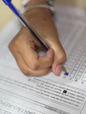 Para resguardar os direitos de pessoas com deficiência (PcDs) em novos processos seletivos municipais na cidade de Coari, o Ministério Público do Estado do Amazonas (MPAM), por meio da 2ª Promotoria de Justiça do munícipio, expediu a recomendação nº 2025/0000005081, para que a prefeitura municipal cumpra a lei de acessibilidade estadual. O propósito é garantir a reserva mínima de 10% das vagas dos futuros certames realizados pela administração local para PcDs.