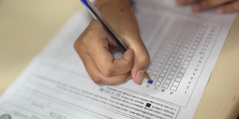 Para resguardar os direitos de pessoas com deficiência (PcDs) em novos processos seletivos municipais na cidade de Coari, o Ministério Público do Estado do Amazonas (MPAM), por meio da 2ª Promotoria de Justiça do munícipio, expediu a recomendação nº 2025/0000005081, para que a prefeitura municipal cumpra a lei de acessibilidade estadual. O propósito é garantir a reserva mínima de 10% das vagas dos futuros certames realizados pela administração local para PcDs.