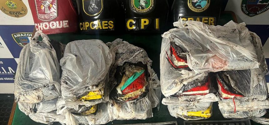 A Polícia Militar do Amazonas (PMAM) em operação na Base Fluvial Arpão 1, apreendeu, na manhã deste domingo (23) 15 tabletes de cocaína e pasta-base. A droga estava em uma embarcação abordada próximo a Coari (a 363 quilômetros de Manaus) e escondida dentro de uma mala. Uma mulher de 33 anos foi presa em flagrante suspeita de transportar as drogas.