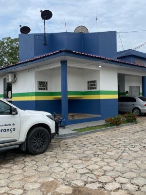 Policiais civis da Delegacia Interativa de Polícia (DIP) de Coari (a 363 quilômetros de Manaus), prenderam, na terça-feira (11/03), um homem, de 38 anos, por estuprar sua companheira, de 30 anos, e por estupro de vulnerável da própria filha, de 12 anos. A prisão foi efetuada no bairro Chagas Aguiar, no município.