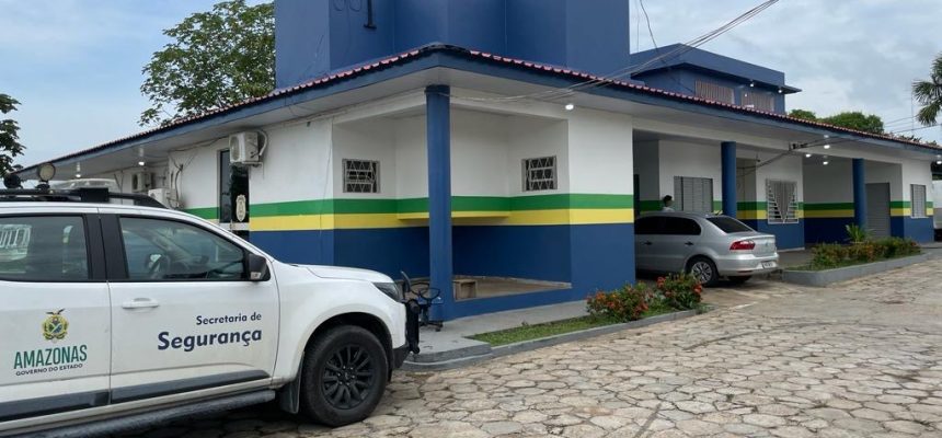 Policiais civis da Delegacia Interativa de Polícia (DIP) de Coari (a 363 quilômetros de Manaus), prenderam, na terça-feira (11/03), um homem, de 38 anos, por estuprar sua companheira, de 30 anos, e por estupro de vulnerável da própria filha, de 12 anos. A prisão foi efetuada no bairro Chagas Aguiar, no município.