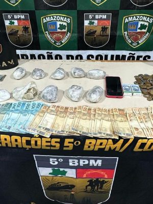 A Polícia Militar do Amazonas (PMAM), por meio das Rondas Ostensivas Cândido Mariano (Rocam) e 5º Batalhão de Polícia Militar (BPM) prendeu, na noite de domingo (27/04) uma mulher de 32 anos, por comercializar entorpecentes no município de Coari (a 363 quilômetros de Manaus). A prisão foi realizada durante o cumprimento da operação Protetor das Fronteiras/Fronteira Mais Segura. 