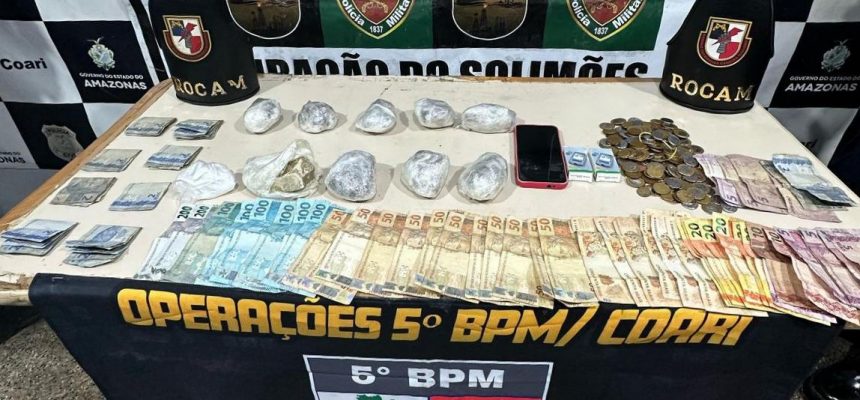 A Polícia Militar do Amazonas (PMAM), por meio das Rondas Ostensivas Cândido Mariano (Rocam) e 5º Batalhão de Polícia Militar (BPM) prendeu, na noite de domingo (27/04) uma mulher de 32 anos, por comercializar entorpecentes no município de Coari (a 363 quilômetros de Manaus). A prisão foi realizada durante o cumprimento da operação Protetor das Fronteiras/Fronteira Mais Segura. 