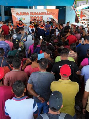 A Prefeitura de Coari reforçou neste sábado (21) seu compromisso com a zona rural do município, levando ajuda humanitária a comunidades do Alto Solimões atingidas pela cheia. A ação, que contou com a presença do prefeito Adail Pinheiro, teve como base as comunidades Divino Espírito Santo do Ipixuna e São João do Paraná do Padre, reunindo moradores de mais de 20 localidades da região. Durante a visita, foram entregues cestas básicas, madeira, pregos e tanques para armazenamento de água, com o objetivo de amenizar os impactos da enchente e garantir melhores condições de vida às famílias afetadas. O prefeito destacou que a solidariedade é tão importante quanto os recursos materiais. “Viemos aqui não apenas para trazer itens essenciais, mas para reafirmar que eles não estão sozinhos. Em breve, iniciaremos os investimentos para reconstruir a zona rural”, afirmou. Adail Pinheiro também anunciou uma série de melhorias estruturais. “Vamos garantir energia, água potável, construção de escolas, centros comunitários, internet e assistência em saúde. A população da zona rural terá acesso a tudo o que for necessário para viver com dignidade”, completou. Moradora da Comunidade Santa Luzia da Vila União, Marina Santiago agradeceu a visita e o apoio recebido. “Só gratidão. Que Deus lhe dê muitos anos de vida e saúde. É uma bênção ter um homem desse na Prefeitura”, declarou emocionada. A ação contou ainda com a presença da primeira-dama, do vice-prefeito, vereadores e lideranças locais. Segundo o prefeito, políticas públicas específicas para comunidades indígenas da região também estão em elaboração, visando atender suas necessidades com respeito e prioridade. A Prefeitura de Coari segue presente onde mais importa: ao lado do povo. O trabalho continua firme, de casa em casa, comunidade por comunidade, com o foco na reconstrução e no fortalecimento da zona rural.