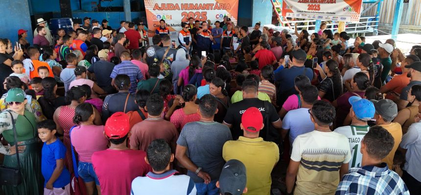 A Prefeitura de Coari reforçou neste sábado (21) seu compromisso com a zona rural do município, levando ajuda humanitária a comunidades do Alto Solimões atingidas pela cheia. A ação, que contou com a presença do prefeito Adail Pinheiro, teve como base as comunidades Divino Espírito Santo do Ipixuna e São João do Paraná do Padre, reunindo moradores de mais de 20 localidades da região. Durante a visita, foram entregues cestas básicas, madeira, pregos e tanques para armazenamento de água, com o objetivo de amenizar os impactos da enchente e garantir melhores condições de vida às famílias afetadas. O prefeito destacou que a solidariedade é tão importante quanto os recursos materiais. “Viemos aqui não apenas para trazer itens essenciais, mas para reafirmar que eles não estão sozinhos. Em breve, iniciaremos os investimentos para reconstruir a zona rural”, afirmou. Adail Pinheiro também anunciou uma série de melhorias estruturais. “Vamos garantir energia, água potável, construção de escolas, centros comunitários, internet e assistência em saúde. A população da zona rural terá acesso a tudo o que for necessário para viver com dignidade”, completou. Moradora da Comunidade Santa Luzia da Vila União, Marina Santiago agradeceu a visita e o apoio recebido. “Só gratidão. Que Deus lhe dê muitos anos de vida e saúde. É uma bênção ter um homem desse na Prefeitura”, declarou emocionada. A ação contou ainda com a presença da primeira-dama, do vice-prefeito, vereadores e lideranças locais. Segundo o prefeito, políticas públicas específicas para comunidades indígenas da região também estão em elaboração, visando atender suas necessidades com respeito e prioridade. A Prefeitura de Coari segue presente onde mais importa: ao lado do povo. O trabalho continua firme, de casa em casa, comunidade por comunidade, com o foco na reconstrução e no fortalecimento da zona rural.
