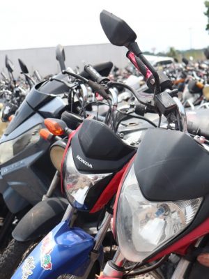 A recomendação tem como foco a prevenção de acidentes de trânsito envolvendo motocicletas, diante do aumento expressivo de ocorrências no município, sobretudo relacionadas à condução sem capacete, direção por adolescentes e motoristas não habilitados.
