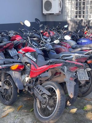 A Polícia Civil do Amazonas (PC-AM), por meio da Delegacia Especializada em Roubos e Furtos de Veículos (DERFV), devolveu, nesta terça-feira (08), 32 motocicletas aos seus legítimos proprietários. A ação integra a sétima fase da Operação Amazonas Sem Fronteira, que tem como objetivo desarticular grupos criminosos envolvidos em roubos e furtos de veículos.