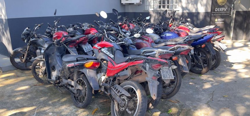 A Polícia Civil do Amazonas (PC-AM), por meio da Delegacia Especializada em Roubos e Furtos de Veículos (DERFV), devolveu, nesta terça-feira (08), 32 motocicletas aos seus legítimos proprietários. A ação integra a sétima fase da Operação Amazonas Sem Fronteira, que tem como objetivo desarticular grupos criminosos envolvidos em roubos e furtos de veículos.