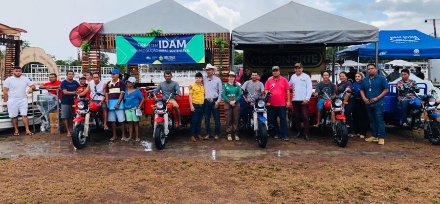 Em Coari e Codajás (respectivamente, a 363 e 240 quilômetros de Manaus), pescadores artesanais locais receberam mais de R$ 1,7 milhão em crédito rural. O fomento foi entregue pelo Governo do Amazonas durante ação nos municípios, no sábado (02/08), quando também foram entregues a agricultores familiares 154 documentos rurais.