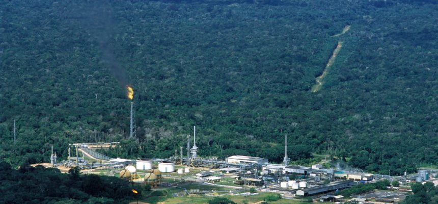 O Ministério de Minas e Energia (MME) e a Agência Nacional de Energia Elétrica (ANEEL) anunciaram nesta semana, a exclusão do II lote do Leilão nº 1/2025, certame que atenderia os municípios de Anamã, Anori, Caapiranga, Codajás e Coari, localizados no interior do Amazonas. O lote previa o fornecimento de energia elétrica a essas localidades, situadas nas proximidades do gasoduto Coari-Manaus, com uma potência instalada total de 48.253 quilowatts (kW). Os contratos, caso firmados, teriam início entre 2027 e 2030 e duração de 15 anos, estendendo-se até 2040.