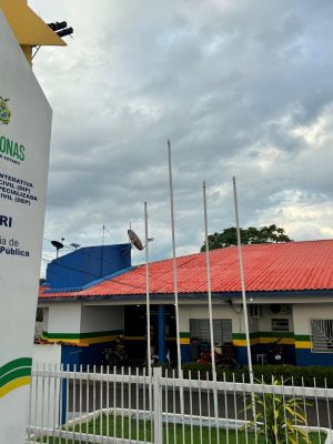 A Polícia Civil do Amazonas (PC-AM), por meio da Delegacia Interativa de Polícia (DIP) de Coari (a 363 quilômetros de Manaus), cumpriu, no domingo (14), mandado de prisão preventiva de um homem, de 38 anos, por corrupção de menores e homicídio qualificado praticado contra Paulo Henrique Lopes Bezerra, que tinha 26 anos. Os crimes foram praticados no dia 6 de setembro deste ano, no município.