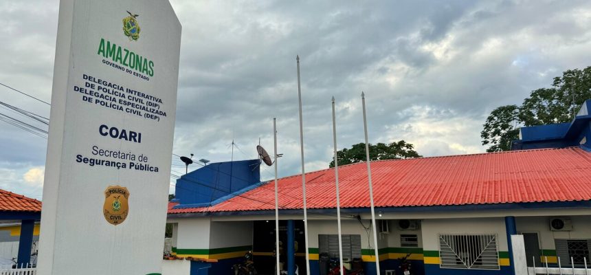 A Polícia Civil do Amazonas (PC-AM), por meio da Delegacia Interativa de Polícia (DIP) de Coari (a 363 quilômetros de Manaus), cumpriu, no domingo (14), mandado de prisão preventiva de um homem, de 38 anos, por corrupção de menores e homicídio qualificado praticado contra Paulo Henrique Lopes Bezerra, que tinha 26 anos. Os crimes foram praticados no dia 6 de setembro deste ano, no município.