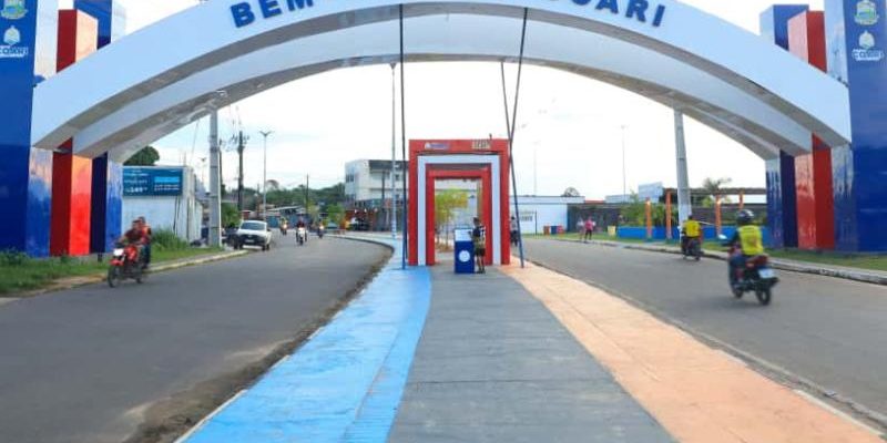 O Ministério Público do Amazonas (MPAM), por meio da 1ª Promotoria de Justiça de Coari, firmou um termo de ajustamento de conduta (TAC) com o município para encerrar as atividades do lixão a céu aberto e implantar o primeiro aterro sanitário regularizado no interior do estado. O acordo estabelece prazos, cronogramas e garantias orçamentárias para a execução da obra, além de mecanismos de transparência e fiscalização técnica. O TAC prevê, entre outras medidas, a elaboração de estudos ambientais, a obtenção de licenças necessárias junto aos órgãos competentes, a desapropriação da área para construção, a licitação e a conclusão em até 360 dias após a assinatura do contrato. Também obriga o município a reservar recursos específicos no orçamento, manter relatórios periódicos de execução e disponibilizar as informações em seu Portal da Transparência. Para o promotor de Justiça Yury Dutra da Silva, titular da PJ, a celebração do TAC reflete o suporte estratégico da Administração Superior do MP e a expertise ministerial consolidada por inúmeros colegas que o antecederam. “Além da contribuição de vários colegas com experiência na matéria, a Corregedoria-Geral proveu os alicerces técnicos que conferiram segurança jurídica a este ato, que toma como referência o bem-sucedido acordo firmado com o Município de Manaus. A Procuradoria-Geral de Justiça, por sua vez, estabeleceu a diretriz e foi a catalisadora do diálogo que tornou esse ajuste possível, superando entraves históricos”, destacou. Além do cumprimento dos prazos estabelecidos, o documento prevê a criação de uma comissão especial com representantes de diversas secretarias municipais para acompanhar a execução das medidas. Essa comissão deverá apresentar relatórios bimestrais ao Ministério Público, contendo informações detalhadas sobre o andamento das etapas, os gastos realizados e o cronograma atualizado da obra. O TAC também prevê a participação do Instituto Federal do Amazonas (IFAM) - Campus Coari como colaborador técnico. A instituição terá a função de realizar vistorias, analisar projetos e emitir pareceres que subsidiem a fiscalização do MPAM, garantindo maior segurança técnica e transparência em todo o processo. De acordo com o promotor Yury Dutra, o acordo vai além de uma solução local, representando um modelo de atuação cooperativa e resolutiva, capaz de aplicar a Política Nacional de Resíduos Sólidos à realidade amazônica e inaugurar uma nova fase de responsabilidade ambiental e sanitária no interior do estado. Texto: Sofia Lourenço Foto: Arthur Castro/Secom